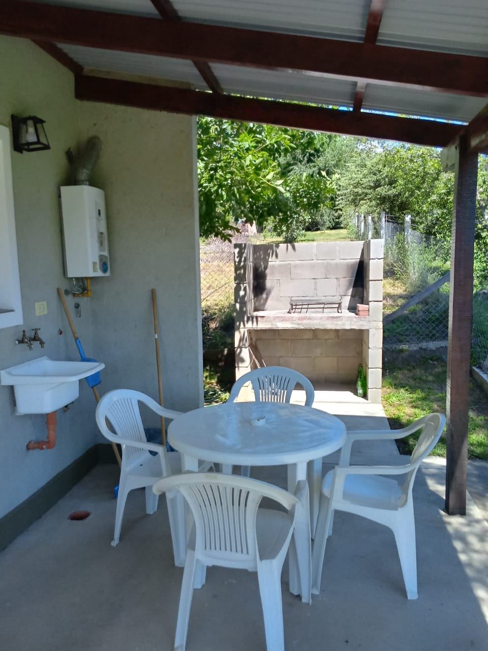 Galería con mesa y asador