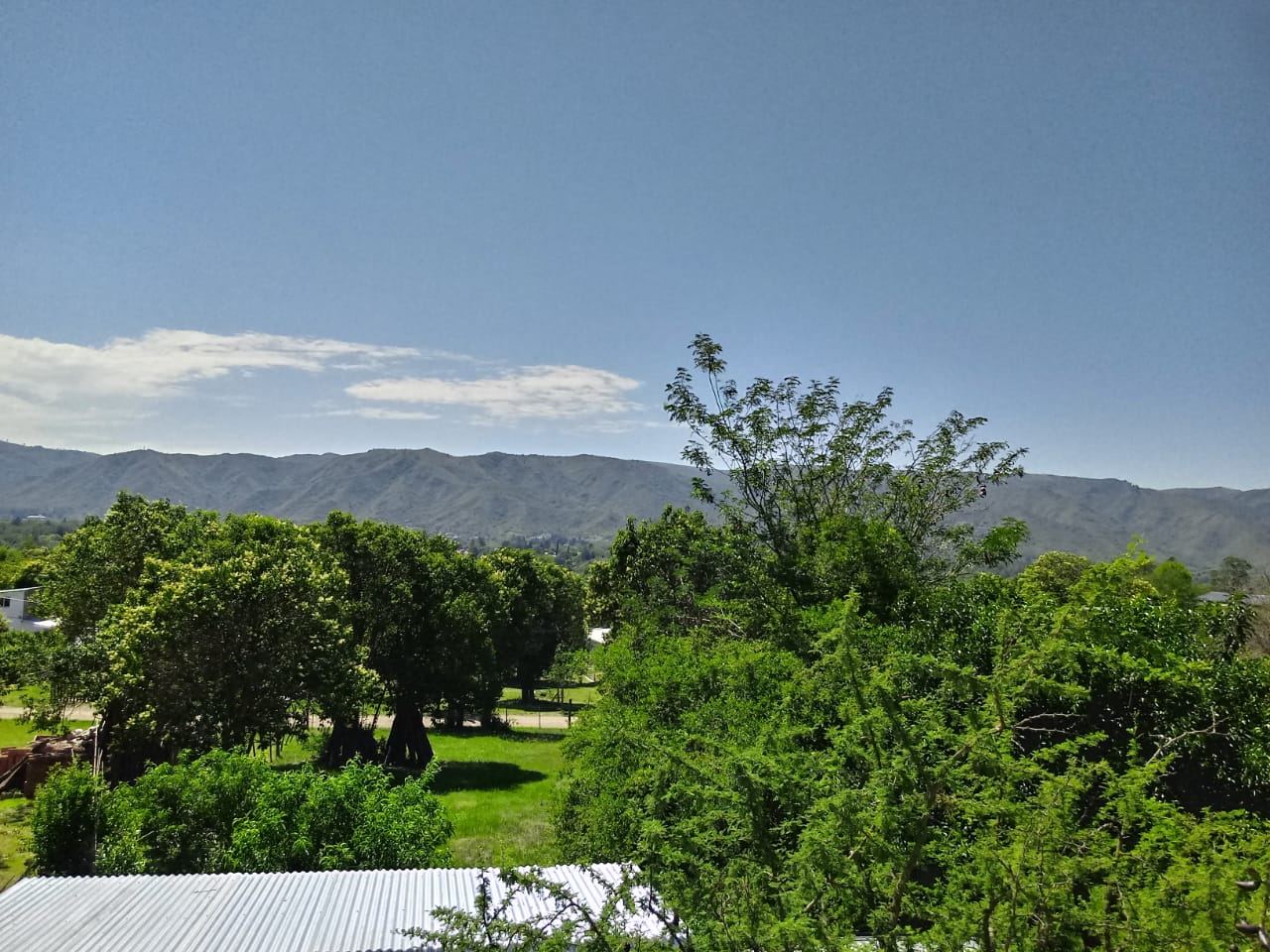 Vista a la arboleda y las sierras
